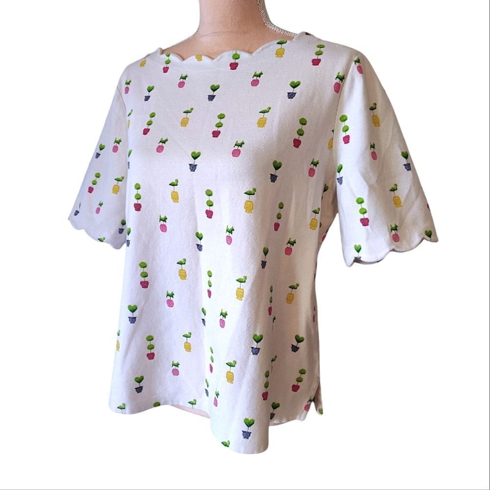 VTG White Colorful Printed Short Sleeve Scalloped Trim Blouse *Fits Like XL‎